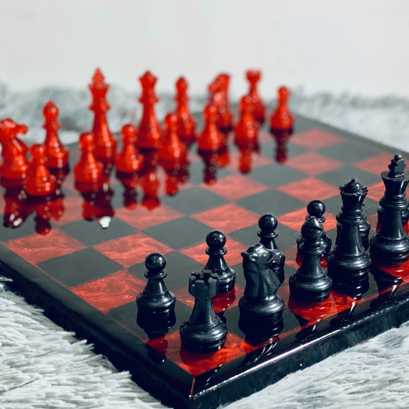 Royal Inferno – Bộ Cờ Vua Resin Đỏ Đen